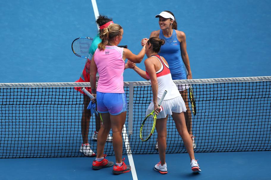 Il saluto al termine della partita vinta Martina Hingis e Sania Mirza contro Svetlana Kuznetsova e Roberta Vinci. (Getty Images)